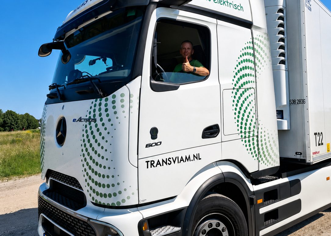 Chauffeur van Trans Viam in de cabine van een volledig elektrische trekker