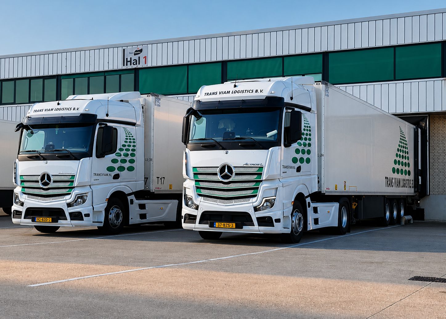 Twee trekkers met koeltrailers van Trans Viam aan de laaddocks in Houten