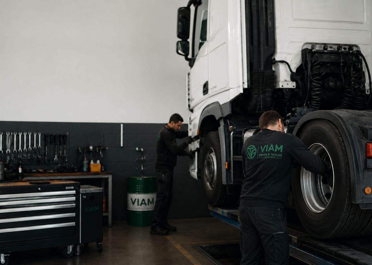 Monteurs van Trans Viam aan het werk aan een trekker in de werkplaats