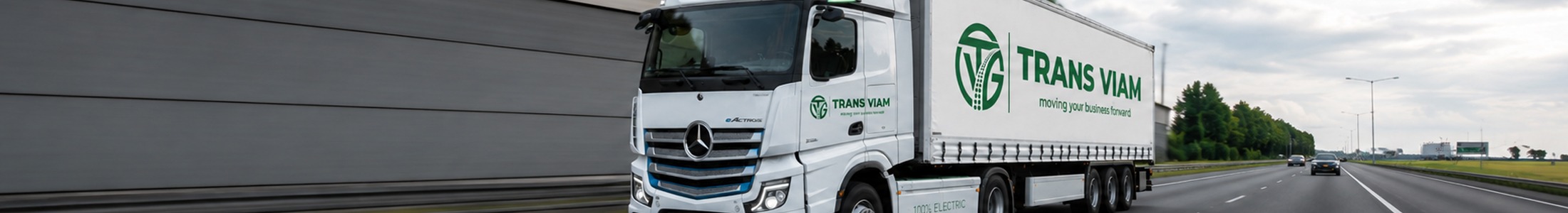Elektrische trekker met oplegger van Trans Viam op de snelweg