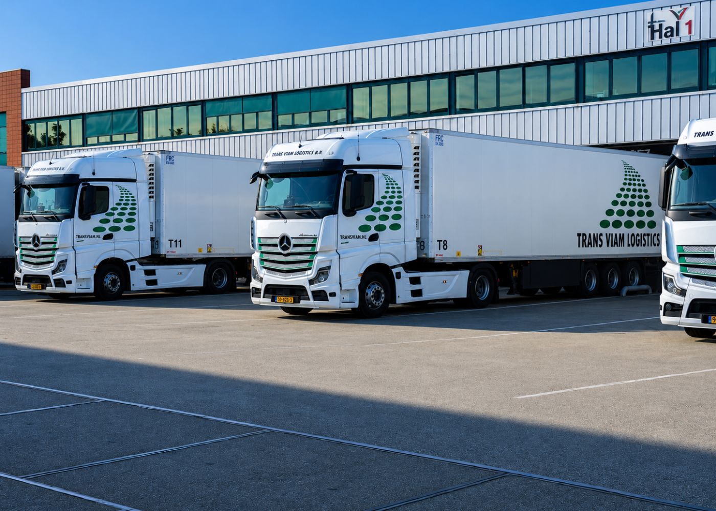 Trekkers met koeltrailers aan de laaddocks naast het magazijn