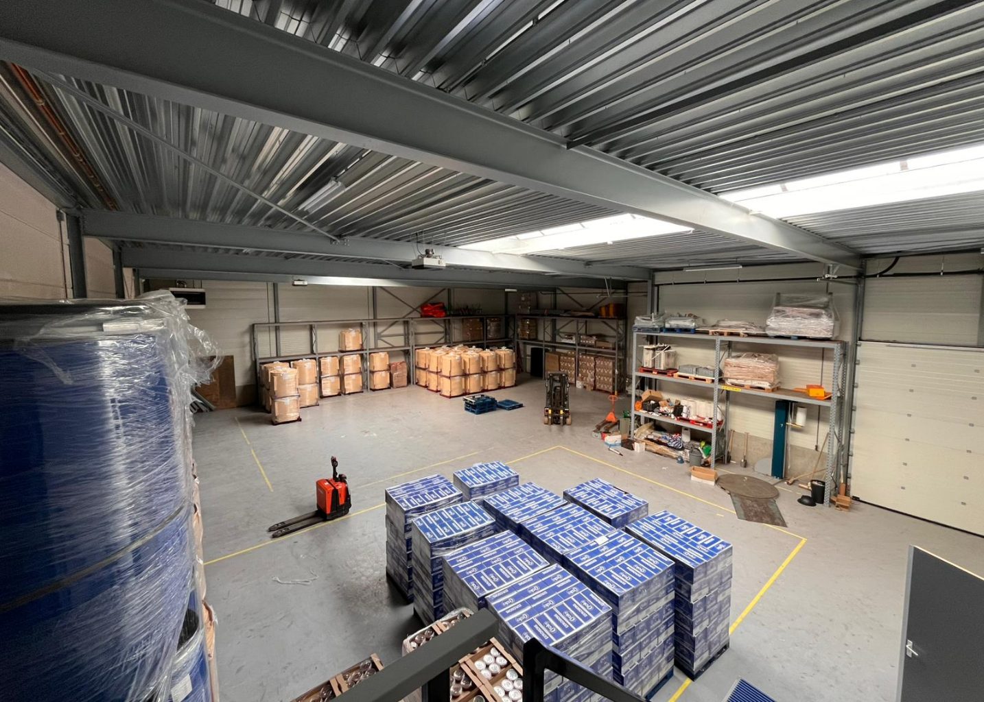 Magazijn van Viam Storage & Repair in Houten met gestapelde pallets, stellingen en een palletwagen