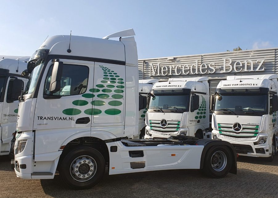Trekkers van Trans Viam op een rij bij de Mercedes-Benz-vestiging