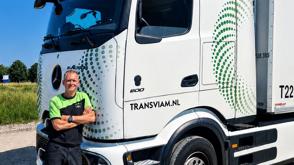 Chauffeur bij zijn volledig elektrische trekker met oplegger van Trans Viam